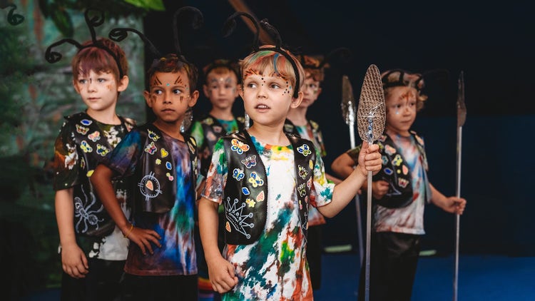 Dzieci z Prywatnego Przedszkola Scherzo w Krakowie biorą udział w przedstawieniu teatralnym, wcielając się w przygotowane role i prezentując swoje umiejętności przed publicznością. Występy sceniczne rozwijają kreatywność, wyobraźnię, odwagę oraz umiejętność współpracy w grupie. Dzięki takim wydarzeniom najmłodsi uczą się wyrażania emocji, budują pewność siebie i czerpią radość ze wspólnego tworzenia.