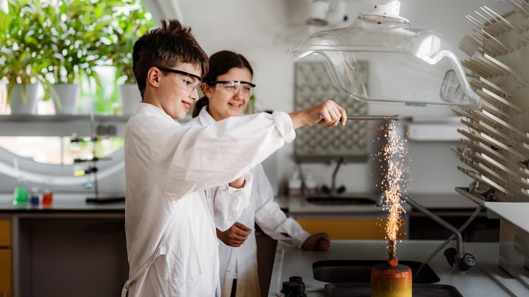 Praktyczne zajęcia chemiczne w Prywatnej Szkole Scherzo w Krakowie rozwijają umiejętności analityczne i zainteresowanie naukami ścisłymi. Uczniowie wykonują doświadczenia w bezpiecznym, nowoczesnym laboratorium pod opieką nauczycieli.