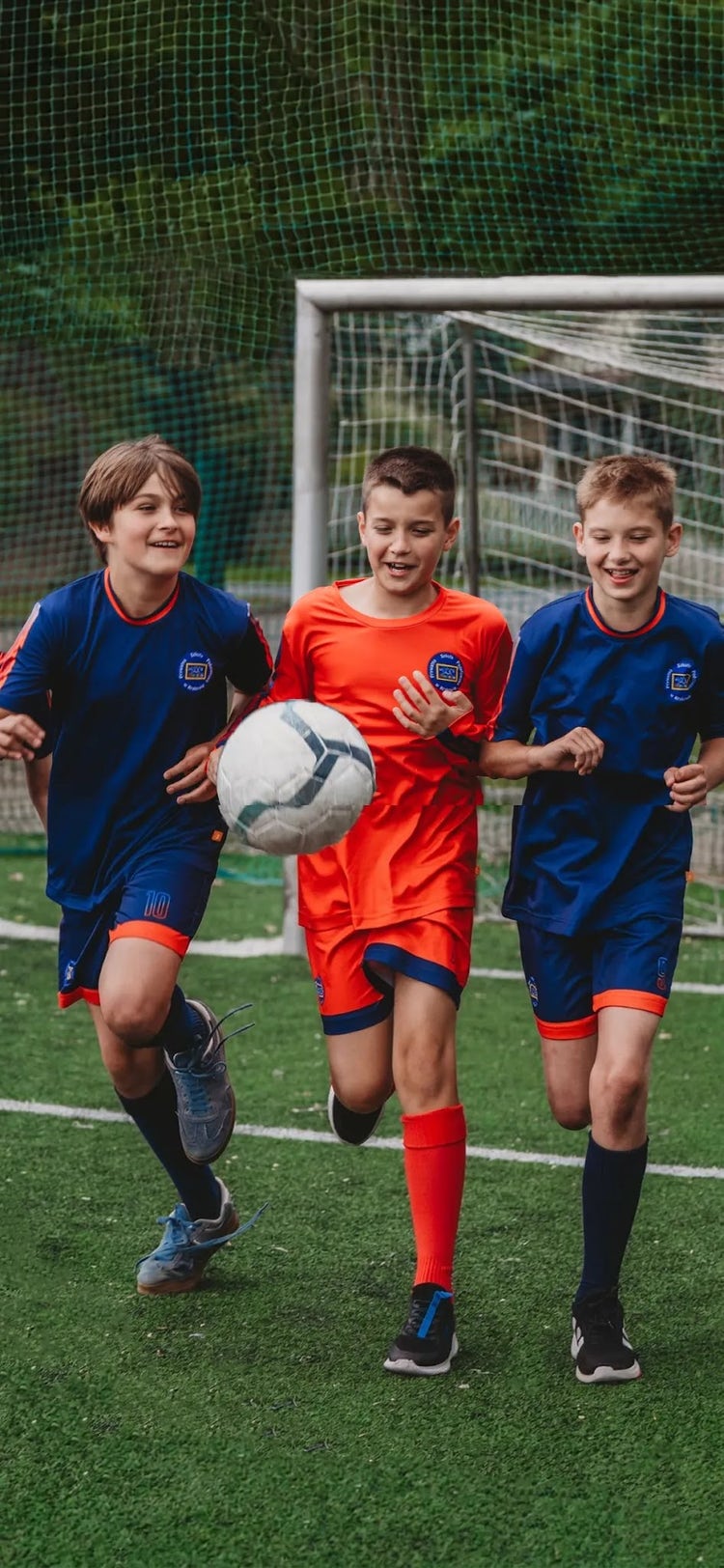 Prywatna Szkoła Scherzo w Krakowie dba o wszechstronny rozwój uczniów poprzez zajęcia sportowe i treningi piłki nożnej. Aktywność fizyczna wspiera zdrowy styl życia, rozwija koordynację ruchową, współpracę w drużynie oraz umiejętność zdrowej rywalizacji.