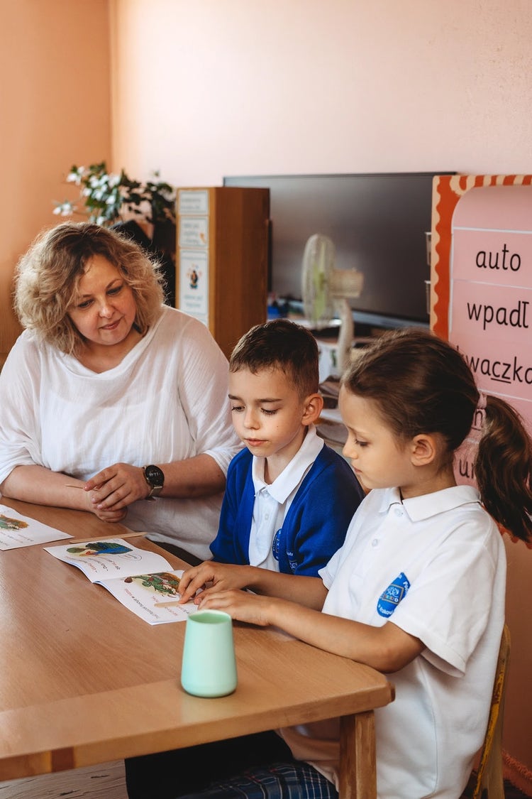 Indywidualne podejście do ucznia to jeden z filarów edukacji w Prywatnej Szkole Podstawowej Scherzo w Krakowie. Podczas zajęć nauczyciel wspiera dzieci w nauce czytania, rozwijaniu umiejętności językowych oraz budowaniu pewności siebie. Kameralne klasy i zaangażowani pedagodzy tworzą warunki sprzyjające skutecznej nauce oraz wszechstronnemu rozwojowi każdego ucznia.