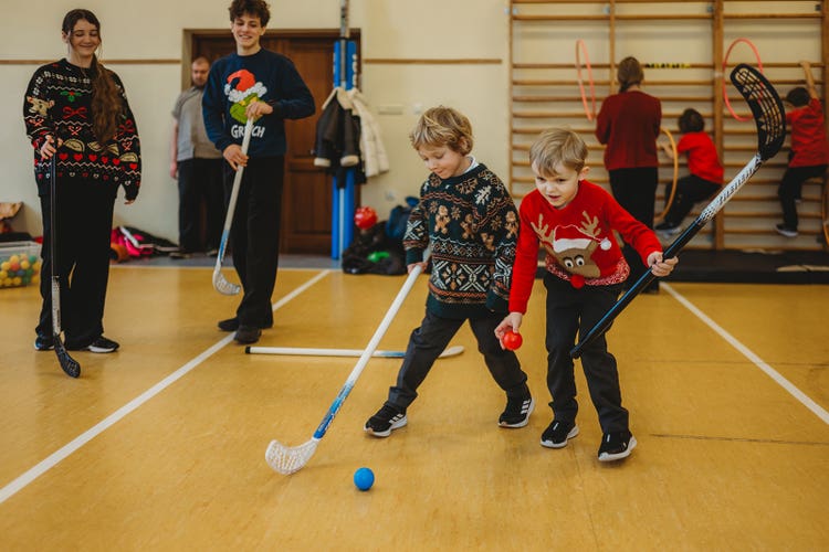 Dzieci podczas zajęć sportowych w Szkole i Przedszkolu Scherzo w Krakowie, aktywnie uczestniczące w grach ruchowych i rozwijające sprawność fizyczną