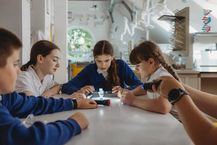 Uczniowie Prywatnej Szkoły Podstawowej Scherzo w Krakowie rozwijają zainteresowania naukami przyrodniczymi podczas praktycznych zajęć w nowoczesnym laboratorium. Wspólne eksperymenty, obserwacje i praca zespołowa uczą logicznego myślenia, samodzielnego wyciągania wniosków oraz pobudzają naturalną ciekawość świata. Nauka poprzez doświadczenie sprawia, że zdobywanie wiedzy staje się angażujące i inspirujące.