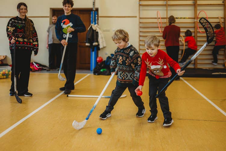 Dzieci podczas zajęć sportowych w Szkole i Przedszkolu Scherzo w Krakowie, aktywnie uczestniczące w grach ruchowych i rozwijające sprawność fizyczną