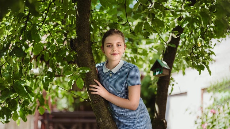 Uczennica Prywatnej Szkoły Podstawowej Scherzo w Krakowie spędza czas w szkolnym ogrodzie pełnym zieleni. Naturalne otoczenie sprzyja nauce, rozwijaniu ciekawości świata oraz codziennemu kontaktowi z przyrodą. Szkoła zapewnia dzieciom bezpieczną przestrzeń do nauki, odpoczynku i aktywności na świeżym powietrzu.