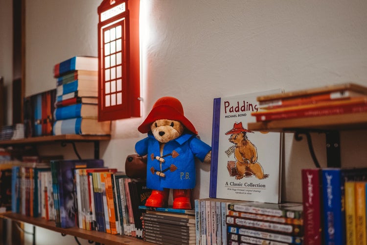 Biblioteka Szkoły Scherzo to przestrzeń, w której rozwijamy zamiłowanie do czytania i naturalny kontakt z językiem angielskim. Bogaty wybór literatury, w tym anglojęzycznych książek dla dzieci i młodzieży, zachęca uczniów do samodzielnego odkrywania świata, rozwijania wyobraźni oraz doskonalenia kompetencji językowych. Obecność znanych bohaterów literackich, takich jak miś Paddington, sprawia, że nauka języka staje się bliska dzieciom i towarzyszy im również poza lekcjami.