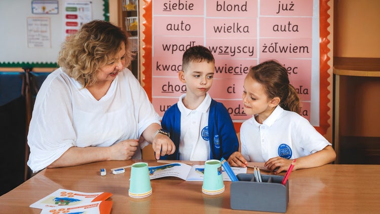 Indywidualne podejście do ucznia to jeden z filarów edukacji w Prywatnej Szkole Podstawowej Scherzo w Krakowie. Podczas zajęć nauczyciel wspiera dzieci w nauce czytania, rozwijaniu umiejętności językowych oraz budowaniu pewności siebie. Kameralne klasy i zaangażowani pedagodzy tworzą warunki sprzyjające skutecznej nauce oraz wszechstronnemu rozwojowi każdego ucznia.